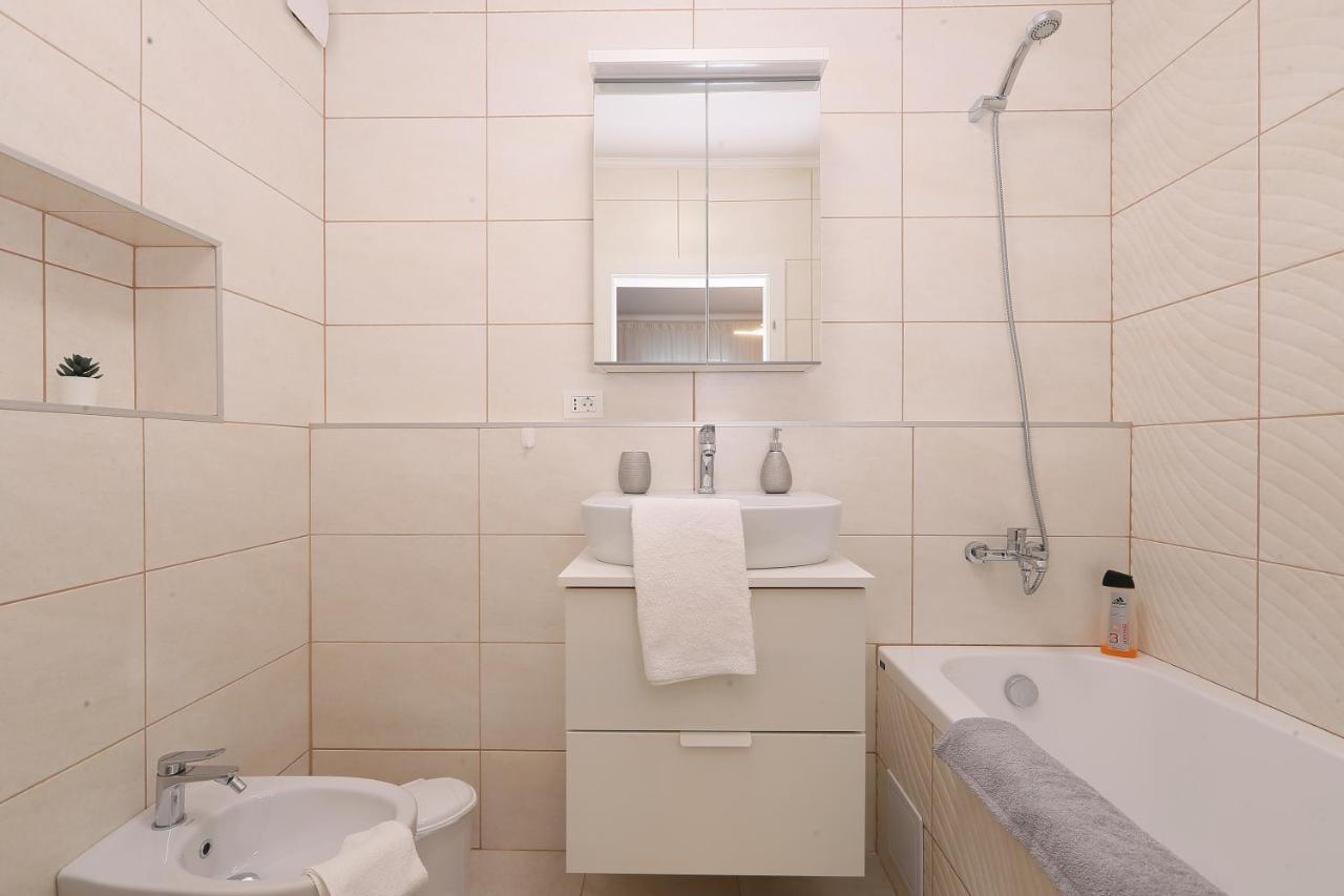 Julia'S Apartment Oradea Luaran gambar